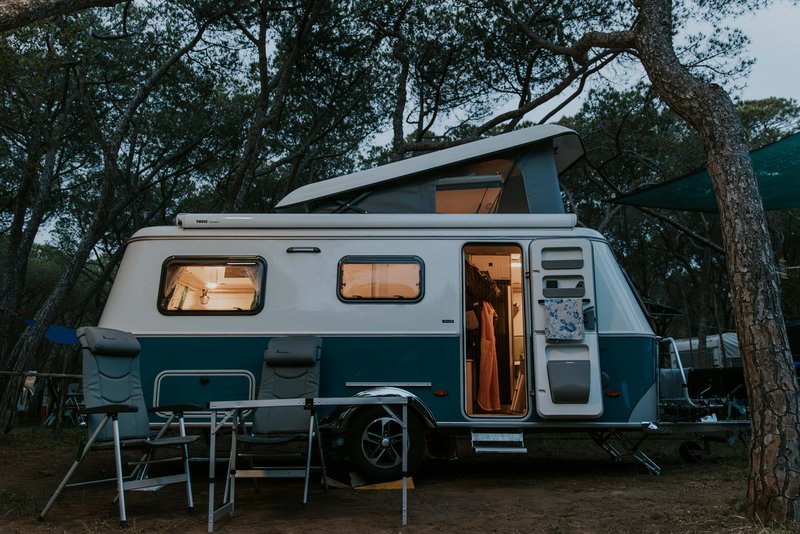 Die zur Hymer GmbH gehörende Marke erweitert die Baureihe um eine 6,46 Meter lange Version mit großer Bugküche und einer Hecksitzgruppe mit zwei gegenüberliegenden Längssofas. Foto: Eriba
