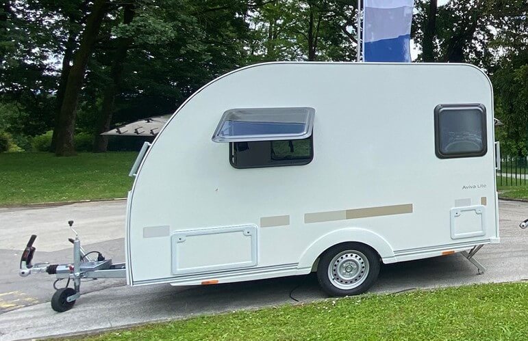 Der Aviva Lite 300 LH ist der kleinste und mit 750 kg leichteste Wohnwagen aus dem Adria-Modellprogramm. Foto: Adria